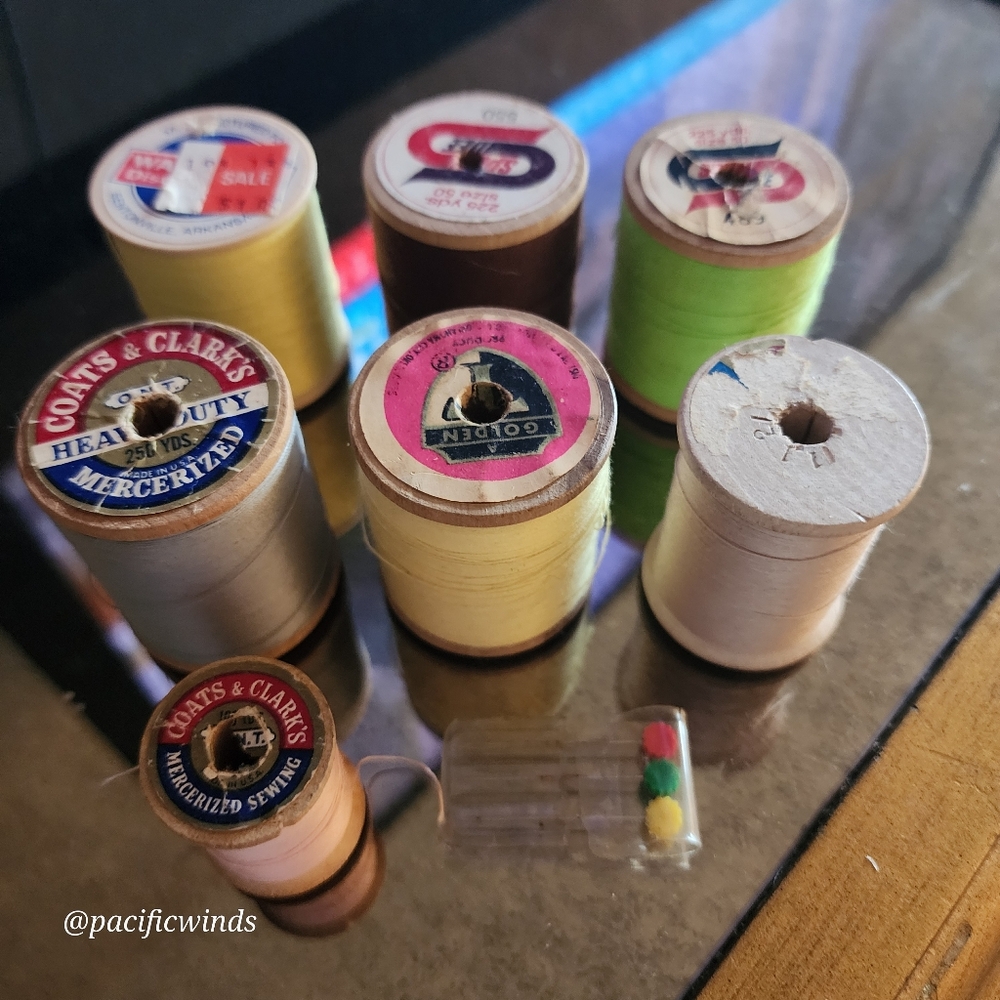 7 WOODEN VINTAGE COATS & CLARKS THREAD SPOOLS